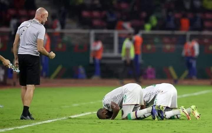 derradjihafid's tweet photo. منتخب جزر القمر يخرج من البطولة ليدخل التاريخ متحديا كل الظروف في أول مشاركة له،،
البطولة هي التي خسرت رجال جزر القمر.. https://t.co/RJlQSdo31m