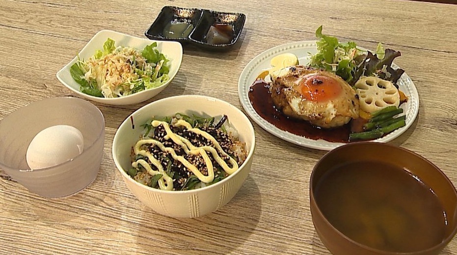 CCNet_TOYOKAWA's tweet photo. 📹先日『Cちゃんのぐるめポケット』の撮影で、豊川市若鳩町の「🥚LOCAL EGG」さんへ行ってきました❗️
✨お店の名物「卵かけご飯」など様々なメニューをリポートさせていただきましたよ🤤🤤
放送は2月1日からです❣️お楽しみに🌟

#豊川市 #豊川 #LOCALEGG
#グルメ #たまごかけごはん
#TKG @LOCALEGG7_1 https://t.co/tmLOvY0S3s