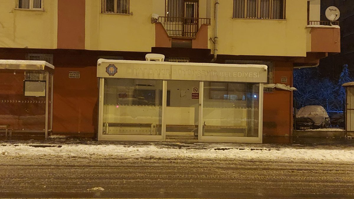 diyarbakirbld's tweet photo. Kimsenin dışarıda kalmasına gönlümüz razı değil.

❄️ Soğuk #kış günlerinde kimse üşümesin, dışarıda kalmasın diye;

İnsan odaklı sosyal belediyecilik anlayışı ile evsiz ve kimsesiz vatandaşlarımıza barınma imkanı sağlıyoruz.

Bir telefon kadar yakınız👇

☎️ ALO 153 https://t.co/a1odTjwA1p