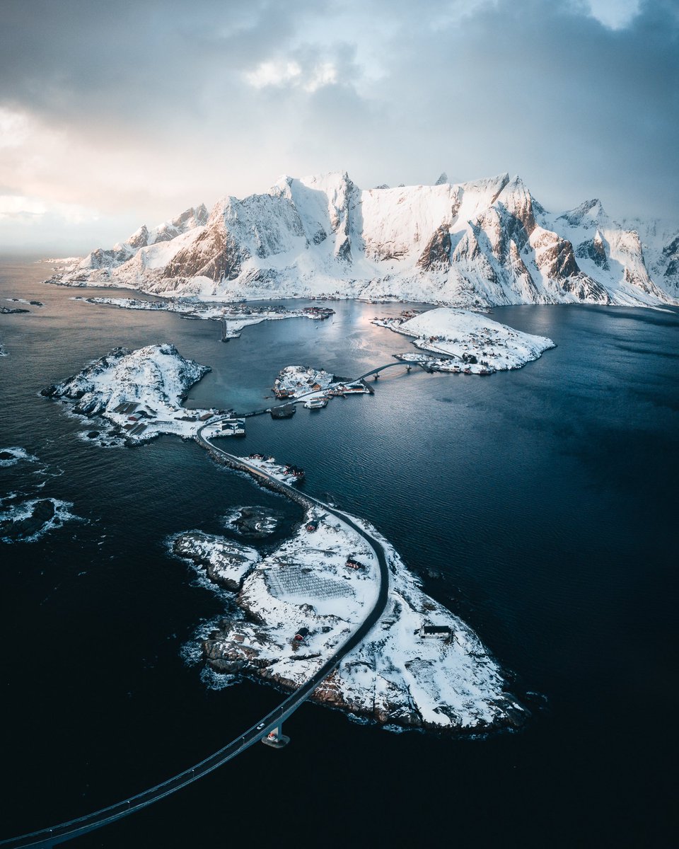 „Ocean Highway“
GM from the Arctic Circle 🤙🏻 Have you already been to the #lofotenislands?