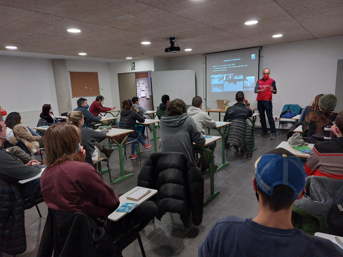 Andorra_RI's tweet photo. 👉🏾Ahir a la tarda va arrancar el curs "Neu, allaus i seguretat a la muntanya hivernal nivell 1". Junt amb @BombersAndorra i l'#EFPEM anirem ampliant coneixements sobre nivologia i allaus, meteorologia, autorescat, el BPA i molt més. 
Bon inici de curs! ❄️ https://t.co/s8Fvwm29xH