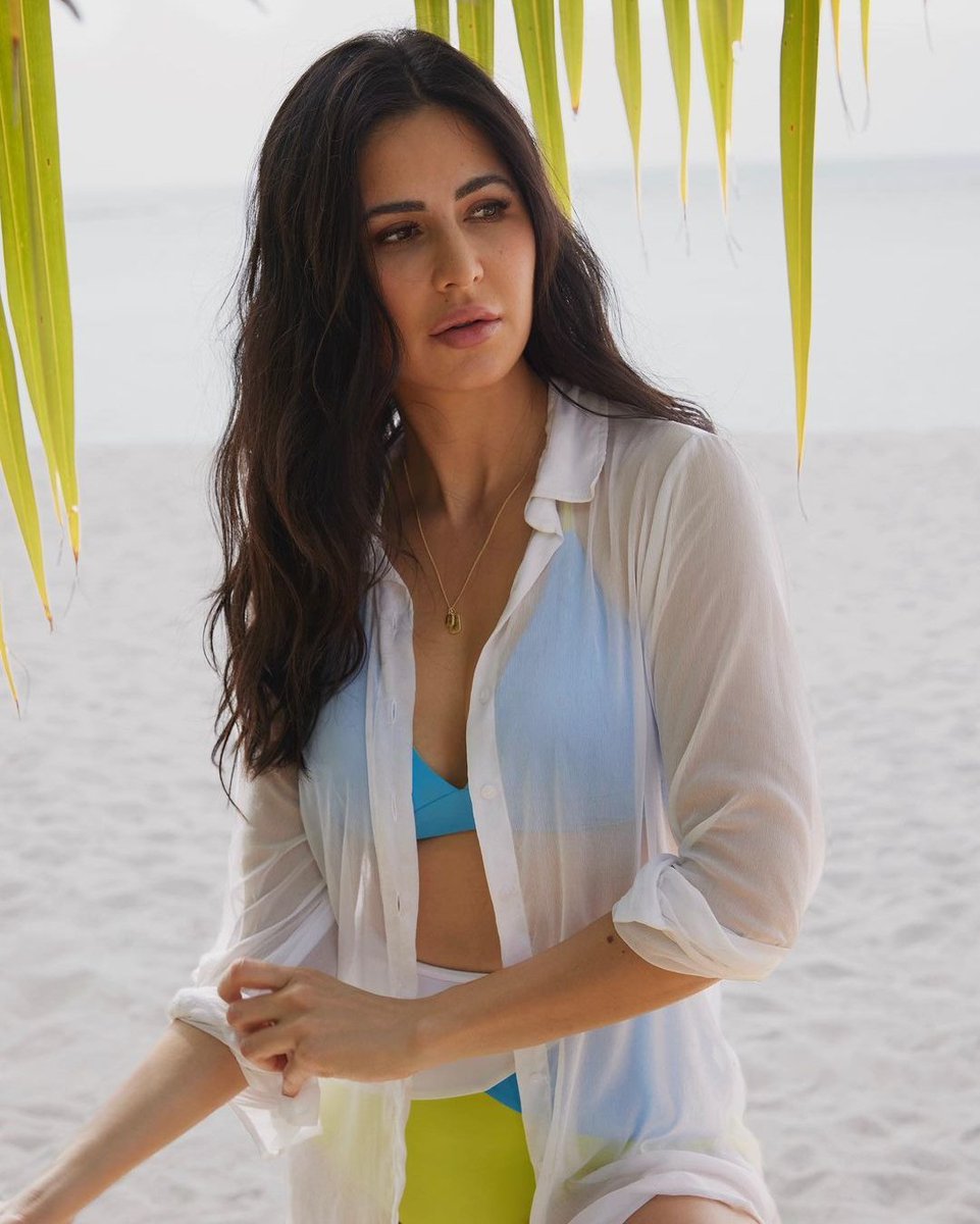 Kaytrinakaif's tweet photo. Seas the day 🤍💙💚 
                                      #KatrinaKaif https://t.co/mW1tgtTeXf