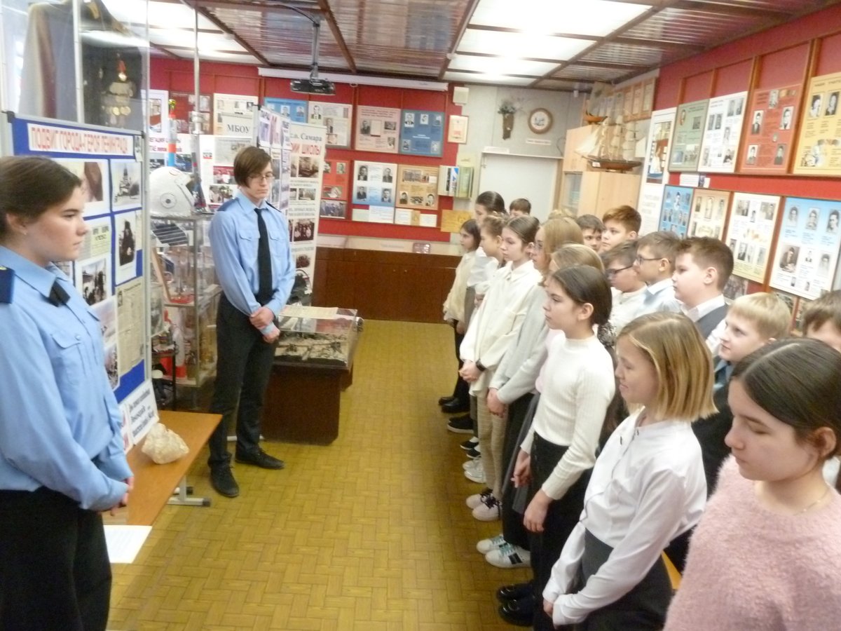 25 января 2022 год. Урок Памяти "Блокадный хлеб" провели экскурсоводы школьного музея для учеников 5 Г класса.