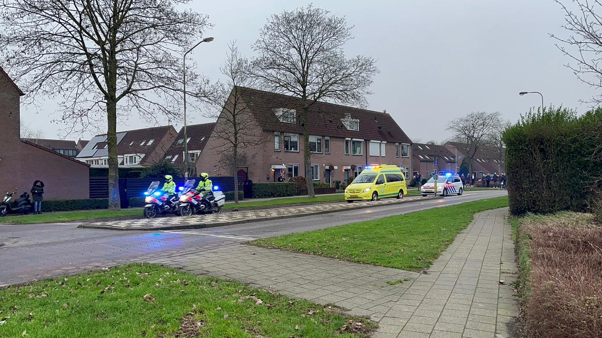 112_Gorinchem's tweet photo. Veel sirenes en een politiehelikopter boven Gorinchem vanmorgen. Een agent gaat met Stichting Ambulance Wens een laatste reis maken. De wensambulance is door collega politieagenten de stad uit begeleid. https://t.co/fiE5BIZfPe