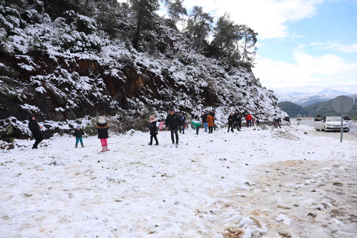 Karın tadını yine çocuklar çıkardı. ❄️☃️🥳

(#Marmaris'te bu cümleyi kurduğumuza biz de inanamıyoruz ❄️😇)