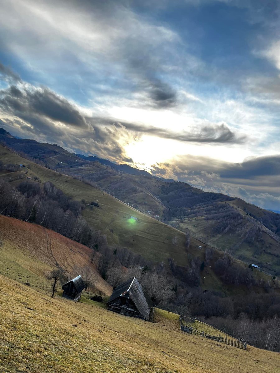 RomaniaTours's tweet photo. ✨ Magical view in the mountains of Romania 🏔

🏞 Never miss an opportunity of noticing the beauty of the nature in Romania 🇷🇴

🗺 Discover Rural Transylvania Tour on https://t.co/RQJjBFm6yn

#romania #romaniatours #naturelovers #travel #autumn #view #mountainview #mountains https://t.co/e72JjbyM43