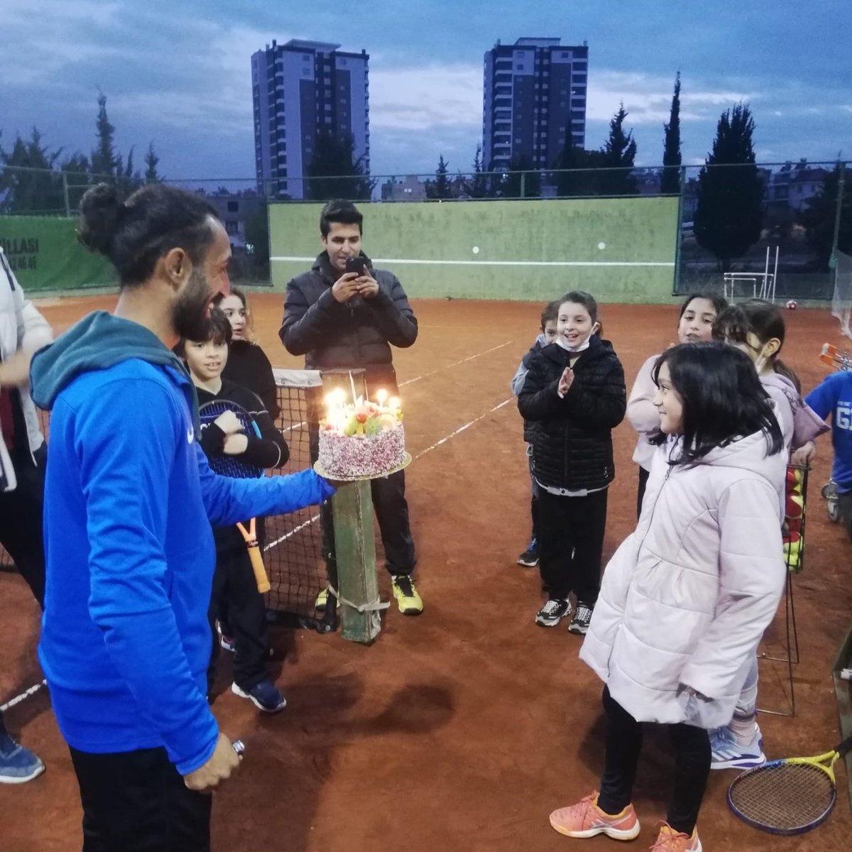 Senin masumiyetine kurban çocuk . Dünyanın altın değerleri çocuklar.
