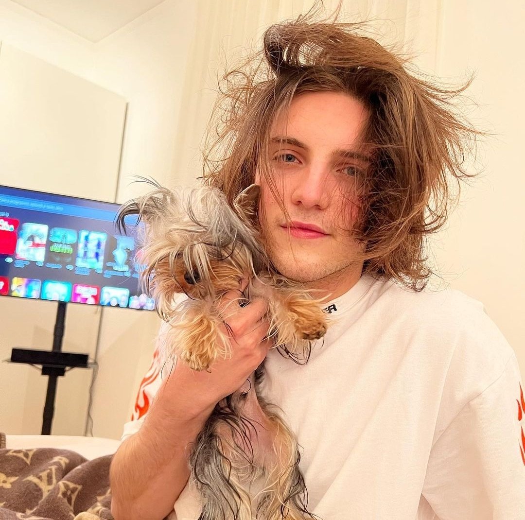 elisanapoli93's tweet photo. Amoree grazie per questo buongiorno speciale❤😍sono bellissimi e uguali😂🤣muoio😂 #tzvip https://t.co/rU8txreLP6