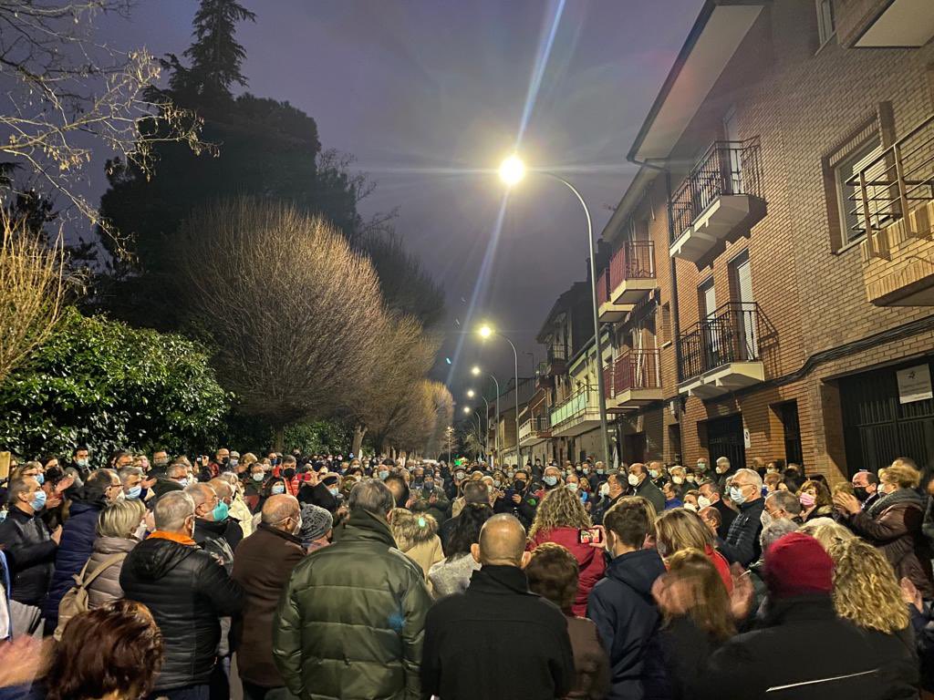 psoe_m's tweet photo. ‼️Hace 55 días Ayuso reconoció la gravedad del problema que afectaba a las viviendas de San Fernando por las obras de la línea 7B del Metro.
❌55 días sin solución y sin acción. Los vecinos se han vuelto a manifestar con el alcalde a la cabeza.
#SolucionesYa #Linea7BMetro https://t.co/CsmfnSUsOL