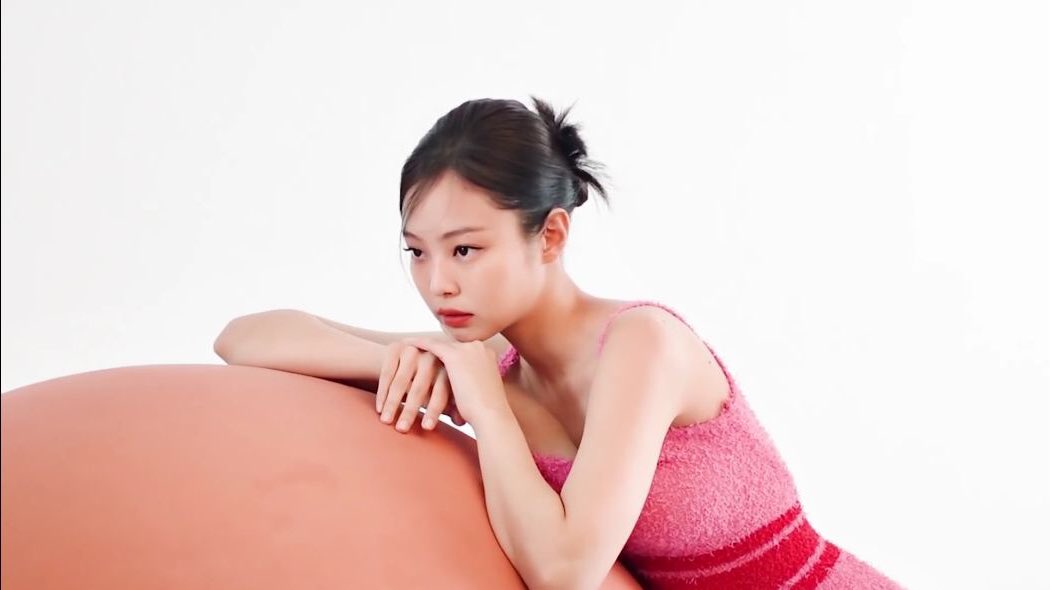 jenternal's tweet photo. jennie kim, the prettiest woman. https://t.co/MTRvyyaLBZ