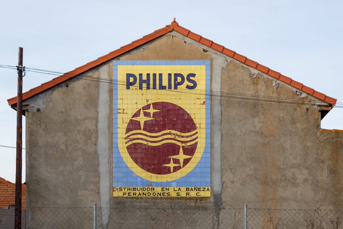 MayusculaL's tweet image. Mosaico Philips // Calle Berdolaga //  Cebrones del Río //  León

La historia completa, en nuestro IG 📸
instagram.com/p/CZJWSv-onBy/

@patrimografico @Philips #tipografía #tipo #typograph #rótulo #leonesp #lmayuscula #lmayúscula #patrimoniográficodeLeón #labañeza #patrimoniografico