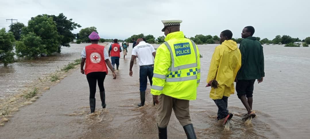 MalawiRedCross's tweet photo. In Chikwawa, search and rescue operation is underway. According to @MalawiRedCross National Response Team member Chawezi Tembo, there is urgent need for airlifting evacuation as water levels are still rising due to continued rainfall. Number of people trapped not yet known. https://t.co/0p7PURusEi