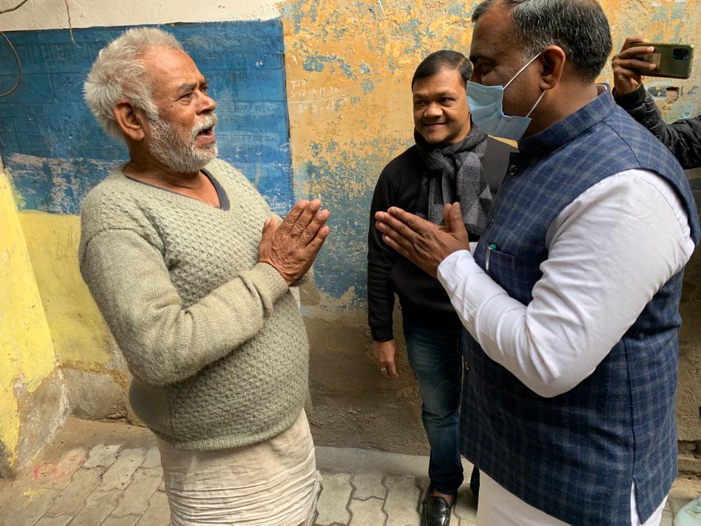 girishyadavbjp's tweet photo. जौनपुर नगर उत्तरी मण्डल के मोहल्ला रिज़्वी खां (खोवा मंडी) में घर-घर जन-सम्पर्क कर भाजपा सरकार की 5 वर्ष की उपलब्धियों पर चर्चा किया।

पुनः भाजपा सरकार बनाने का आग्रह किया।
#आएगी_बीजेपी_ही https://t.co/0COi8hkTRf