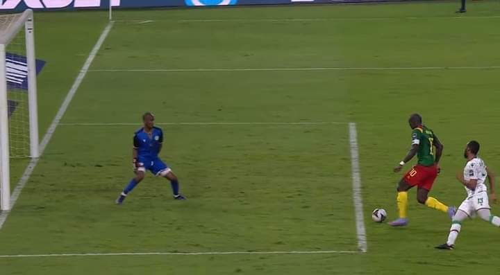 NarteyKuami's tweet photo. Comoros defender forgot his new position as GK and put his hands at his back in other to avoid PK.😄😄😄 https://t.co/KOKMQxlRkW