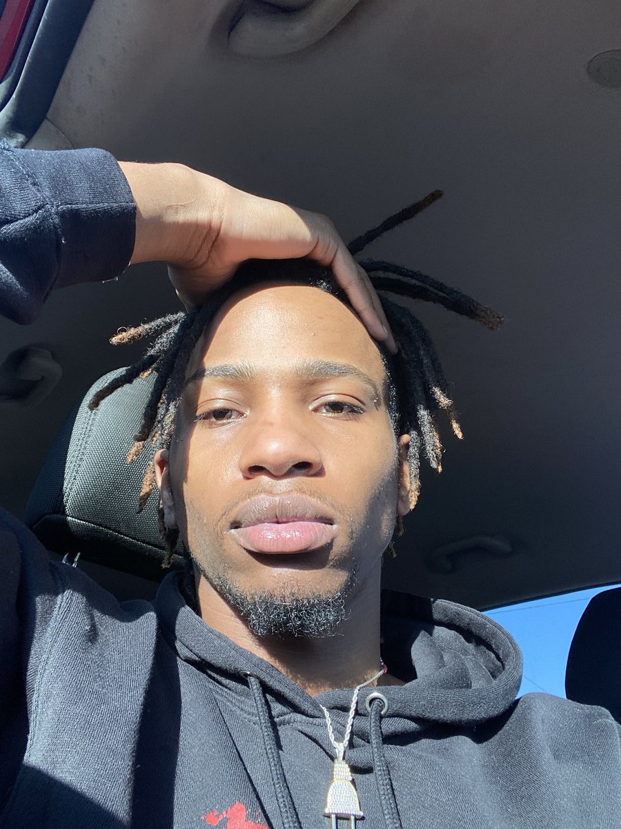 Reqthfreak's tweet photo. No nudes is selfies cool? https://t.co/PfusCD5eVy