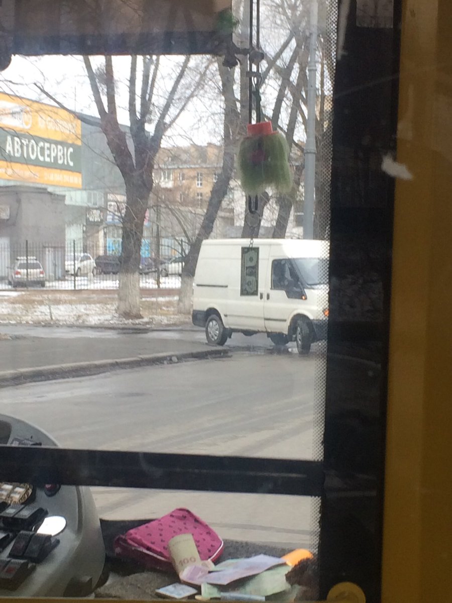 2019年暮れのキエフ市街の様子。バスの運転手がバックミラーに米ドル紙幣を御守りのようにぶら下げていたのが印象的だった(4枚目)。遂にアメリカにもドイツにも裏切られてどうするウクライナ。