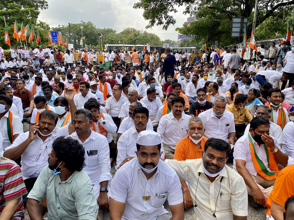 DolphinSrithar's tweet photo. நாற்காலி போடுவதற்கு அனுமதி மறுப்பு சாலையில் அமர்ந்து ஆயிரக்கணக்காணோர் உண்ணாவிரதம் https://t.co/ifsLgmcSkg