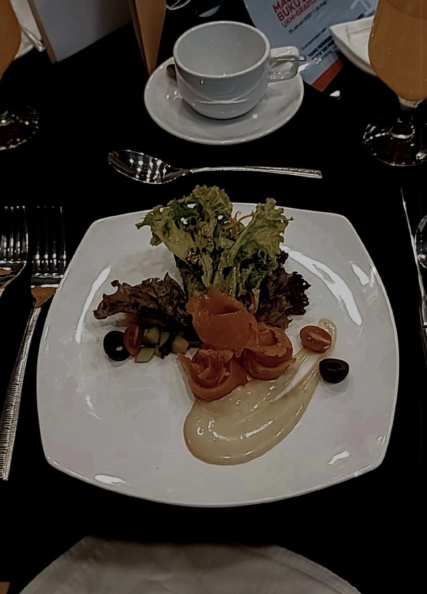 MyunJerr's tweet photo. Smoke salmon. Just appetiser. https://t.co/Der8N8tPnP