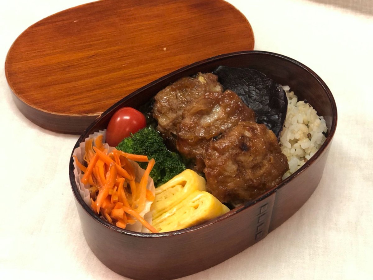 今日のお弁当 ・鶏つくね ・キャロットラペ ・ブロッコリーとトマト ⁡ レタス敷いたけど紫しかなくてなんだか椎茸みたい いってきます