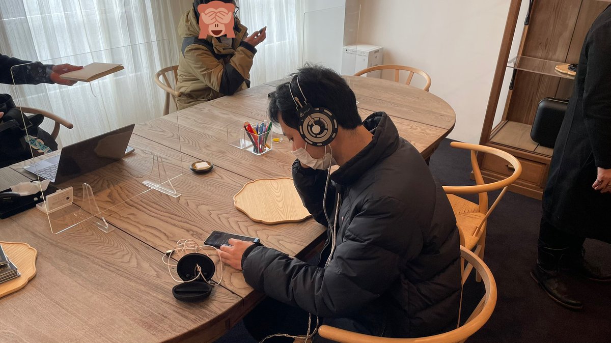 reb_audio's tweet photo. #D8000 の開発過程のプロトタイプや、現在開発中の #D6000 プロトタイプを真剣にご試聴くださってます🎧

耳掛け式のD6000プロトタイプを試聴されたあとの感想は「この形でこんな音が出ると思わないじゃないですかっ」でした笑(*`▽´*)ｳﾋｮﾋｮ
#final_STOREのぞいてみた https://t.co/YUX5C5eQUm