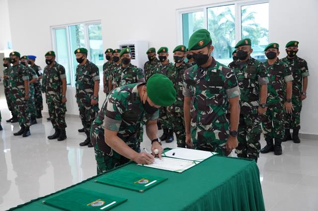 Korem022's tweet photo. Korem 022/PT Laksanakan Acara Korps Penerimaan, Penyerahan Jabatan Kasrem Dan Sertijab Dandim 0208/Asahan Serta Tradisi Korps Pelepasan
https://t.co/FULche0m8F https://t.co/B4gN2nRBcx