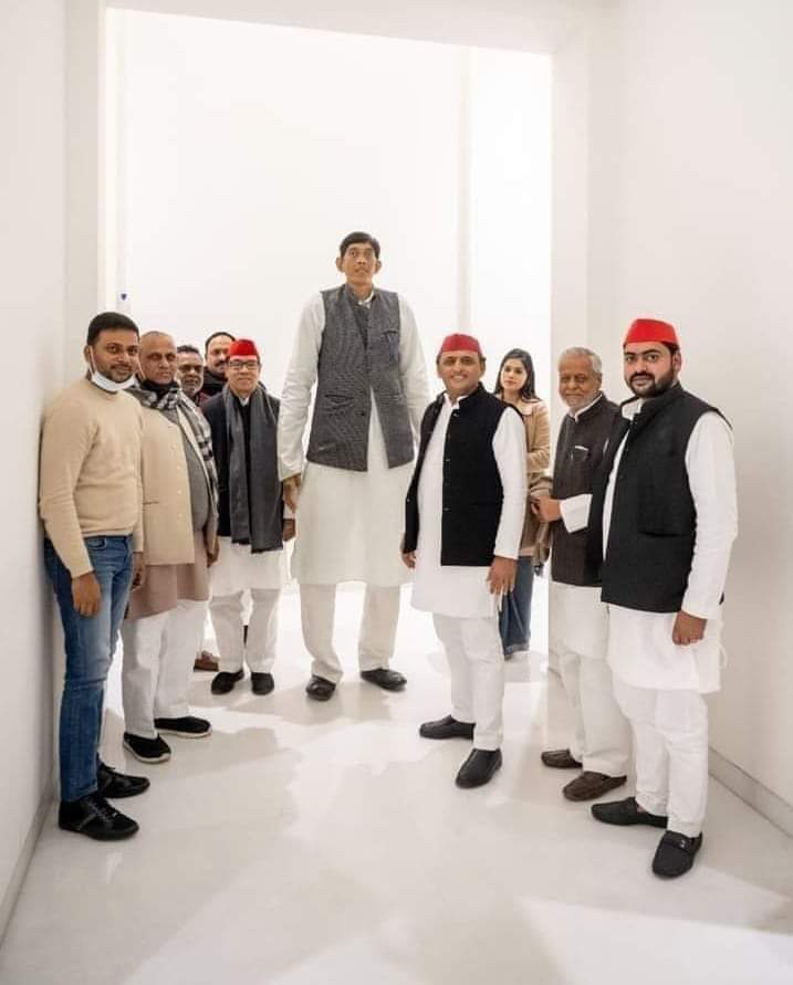 NavneetKarn6's tweet photo. 8 फीट के सबसे लम्बे आदमी को अखिलेश भैया  ने सपा जॉइन कराते हुए कहा अब पार्टी को टोटी के  साथ साथ एलईडी बल्ब चुराने में दिक्कत नही होगी 🤣 https://t.co/YIz7b91Iap