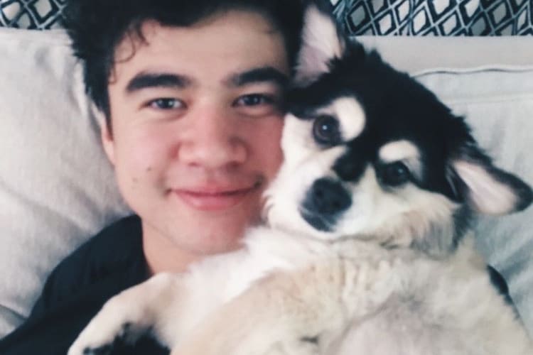 TheAffinityMag's tweet photo. Happy 26th birthday to @5SOS's bassist, Calum Hood. 💛 https://t.co/Y7uzKsA2JH