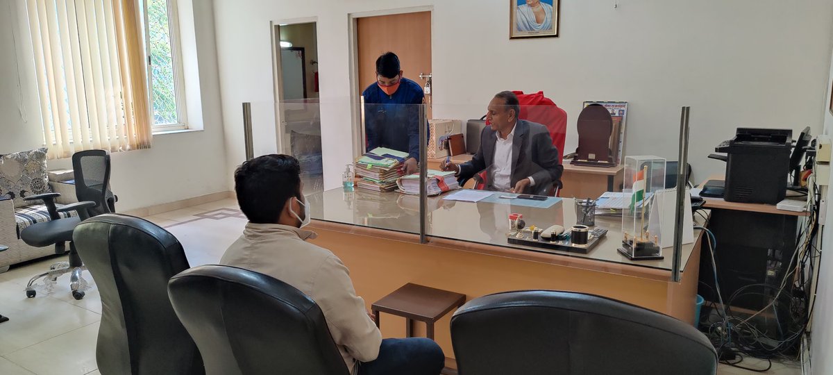 TheUpenYadav's tweet photo. चेयरमैन हरिप्रसाद शर्मा जी से मुलाकात की l
पटवारी भर्ती का परिणाम आज ही आएगा
इसी महीने कंप्यूटर अनुदेशक भर्ती की विज्ञप्ति जारी होगी
 jen डिग्री,स्टेनोग्राफर भर्ती का परिणाम अगले वीक में जारी होगा
ग्रामविकासअधिकारी भर्ती की जल्द आंसर की जारी होगी,फरवरी में परिणाम जारी होगा https://t.co/L3COWW84kh