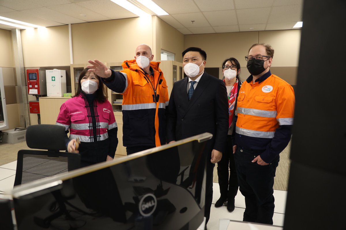 Эрдэнэс Оюутолгой ХХК-ийн гүйцэтгэх захирал Н.Цэрэнбат, Туркойс Хилл Ресурсес компанийн Санхүү эрхэлсэн захирал Люк Колтон нар “Өрийг хүчингүй болгосон тухай” батламжид гарын үсэг зурлаа. Монгол Улсын эзэмшлийн 34 хувьд ногдох 2,3 тэрбум ам.долларын өр бүрэн тэглэгдэж байна.