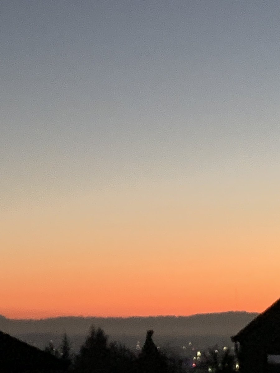 NancyPettit's tweet photo. Serving up a sherbet sunset! #PNW #frommydeck #wawx #pdx across the @ColumbiaRiver https://t.co/lkMbAwyYnE