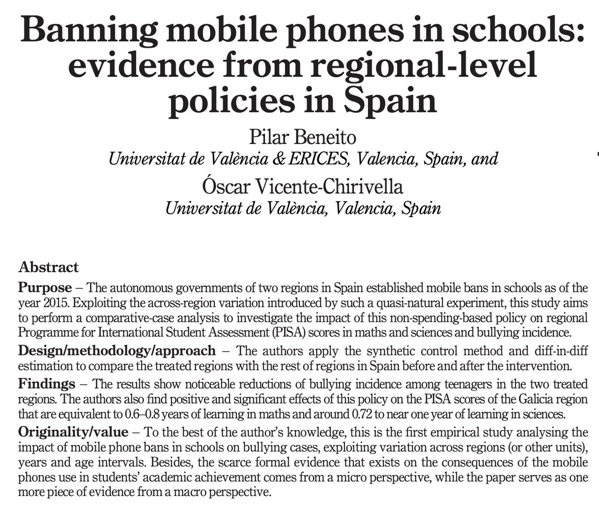 Castilla La Mancha y Galicia prohibieron el uso de móviles en los colegios. ¿Qué efectos?

1⃣ Reducción número de casos de acoso.
2⃣ Mejora resultados matemáticas y ciencias.

✅Por tanto, prohibirlos puede ser una buena medida.

<a href="/BeneitoPilar/">Pilar Beneito</a> y <a href="/OscarViChi2/">Óscar Vicente-Chirivella</a> (2022)