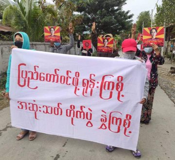 Shwey_W7's tweet photo. Pro-democracy residents of #Kalay township marched with strong spirit to show their rejection towards military rules.
#WarCrimesOfJunta
#2022Jan25Coup
#WhatsHappeningInMyanmar https://t.co/eAhXRfgCoN