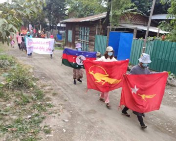 Shwey_W7's tweet photo. Pro-democracy residents of #Kalay township marched with strong spirit to show their rejection towards military rules.
#WarCrimesOfJunta
#2022Jan25Coup
#WhatsHappeningInMyanmar https://t.co/eAhXRfgCoN