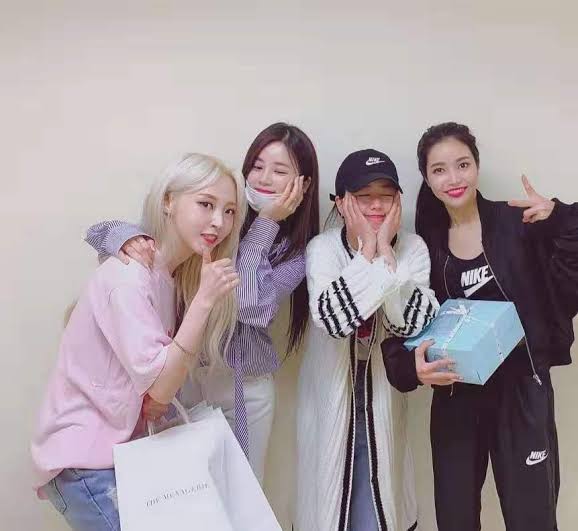 jjijeez's tweet image. apink is one of the group that hyped, take care and support mamamoo when some ppl treat them a &quot;nobody&quot; way back then while apink is on their highest peak🥺 namjoo even attended  mamamoo&apos;s fanmeeting for wheein, chobom and yongsun  bcame friends. even til now...