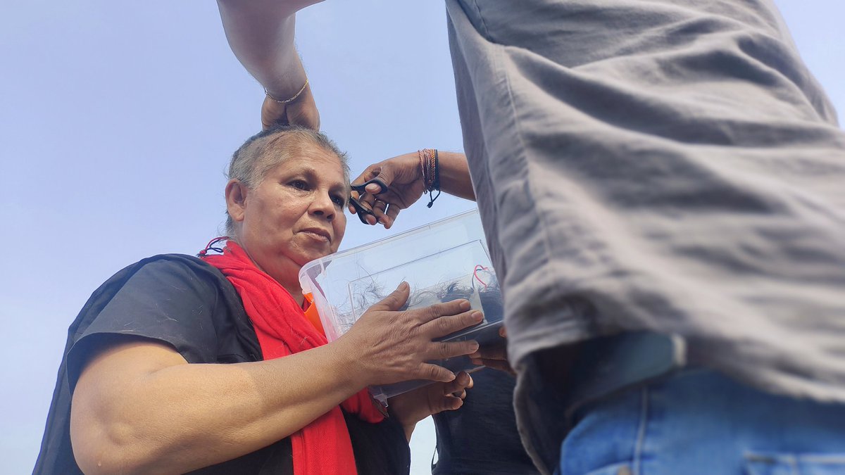 IsharaDanasekar's tweet photo. .@SP_Ekneligoda shaved her hair today at the #Modara beach at #KaliKovil starting her "veera pooja " #Justice #PrageethEkneligoda #LkA #EnforcedDisappearance https://t.co/vHcJQT5ikK