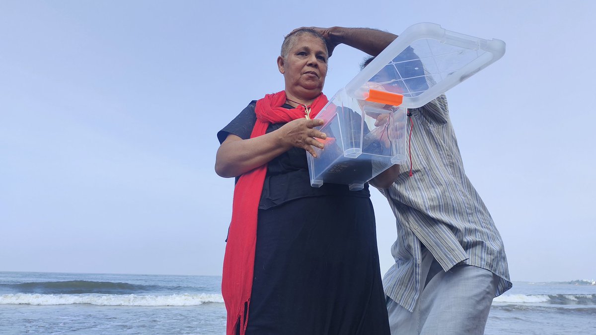 IsharaDanasekar's tweet photo. .@SP_Ekneligoda shaved her hair today at the #Modara beach at #KaliKovil starting her "veera pooja " #Justice #PrageethEkneligoda #LkA #EnforcedDisappearance https://t.co/vHcJQT5ikK
