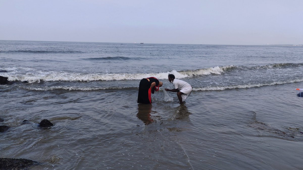 IsharaDanasekar's tweet photo. .@SP_Ekneligoda shaved her hair today at the #Modara beach at #KaliKovil starting her "veera pooja " #Justice #PrageethEkneligoda #LkA #EnforcedDisappearance https://t.co/vHcJQT5ikK