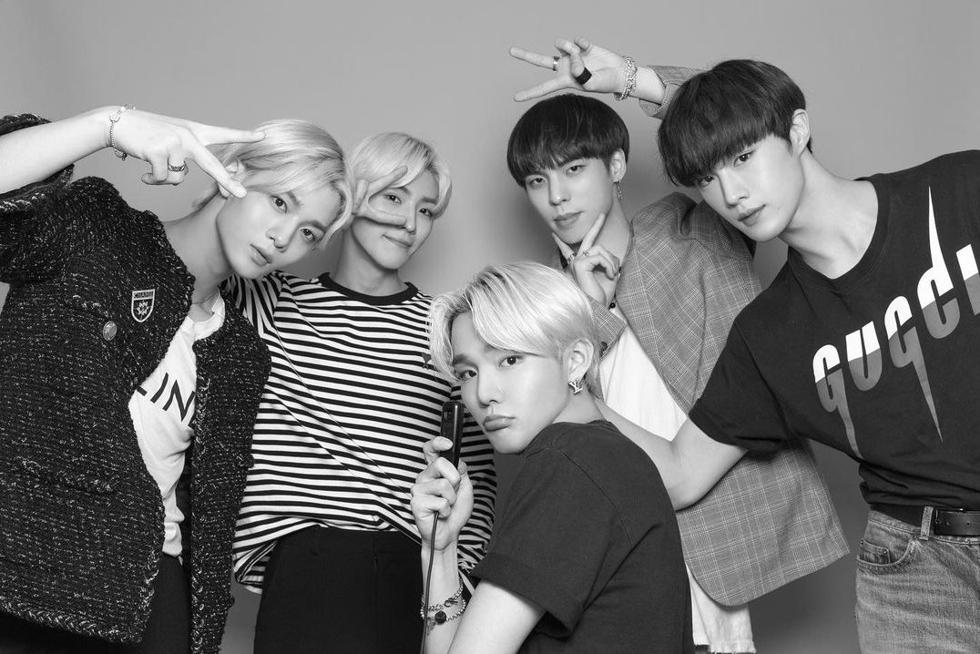 INTL_CIX's tweet photo. 📣 FIXs! Let's increase CIX Mentions 💙

🔒 250 Replies &amp; 80 RTs

Reply with CIX songs and use the tags 
#CIX #씨아이엑스 @.CIX_Official https://t.co/14o4ftVB9P