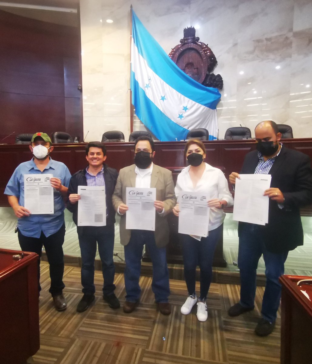 FabricioHN1's tweet photo. A las 7:00 am se instalará la Junta Directiva en Propiedad, presidida por mi presidente Luis Redondo.

El llamado es al pueblo valiente a mantenerse en los bajos del congreso, porque solo el pueblo, salva al pueblo. https://t.co/RU24xmkJvf