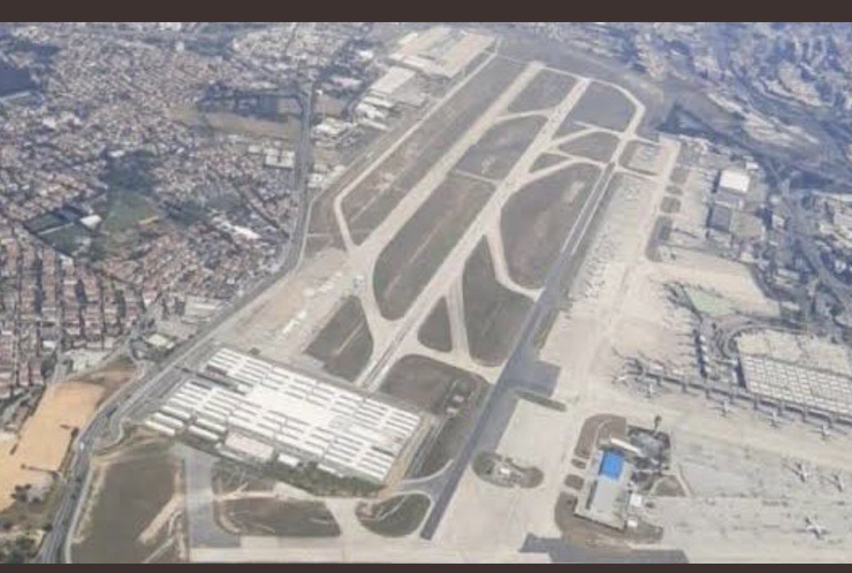 Ülkenin ulaştırma bakanı, ÇED raporları gözardı edilen, tüm sulak bölgeleri “birikinti” diye değiştirilip katledilen yeni havalimanına uçakla inemeyip, dünyanın en iyi 5 havalimanı iken pistinin ortasına hastane yapılan Atatürk havalimanı 05-23 yedek pistine indi 😂fıkra bu kadar