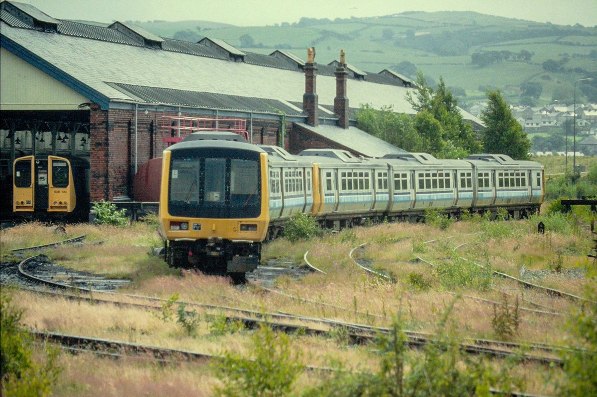 miles_chains's tweet photo. Back in 1985, Metro-Cammell built the 3 car prototype designated as the class 151. Both 151001 & 151002 are seen stored in the yard at Llandudno junction in the early 90s. #Class151 #MetroCammell #LlandudnoJunction #DMU #Trainspotting https://t.co/SKadzx5u4U