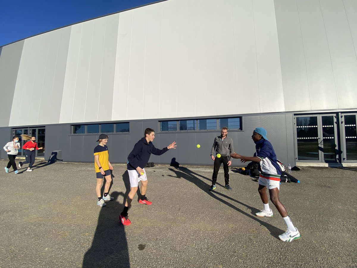fannylechevestr's tweet photo. Echauffement des « petits as » du Creps de Poitiers avant une journee de matchs. #tennis #PetitsAs https://t.co/PKQlt3QRaL