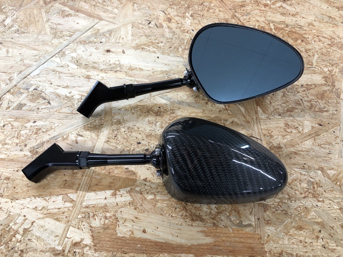 ricolandfuji's tweet photo. 「SIMOTA」のカーボンミラーが再入荷しました!!
少し多めに取り寄せましたが、毎回売り切れ必至の人気商品ですのでお早めに😁😁
(※ボルトの径は10mmです。)
#ライコランド富士 #SIMOTA #ミラー #バイク車検 https://t.co/eApdL46mtx
