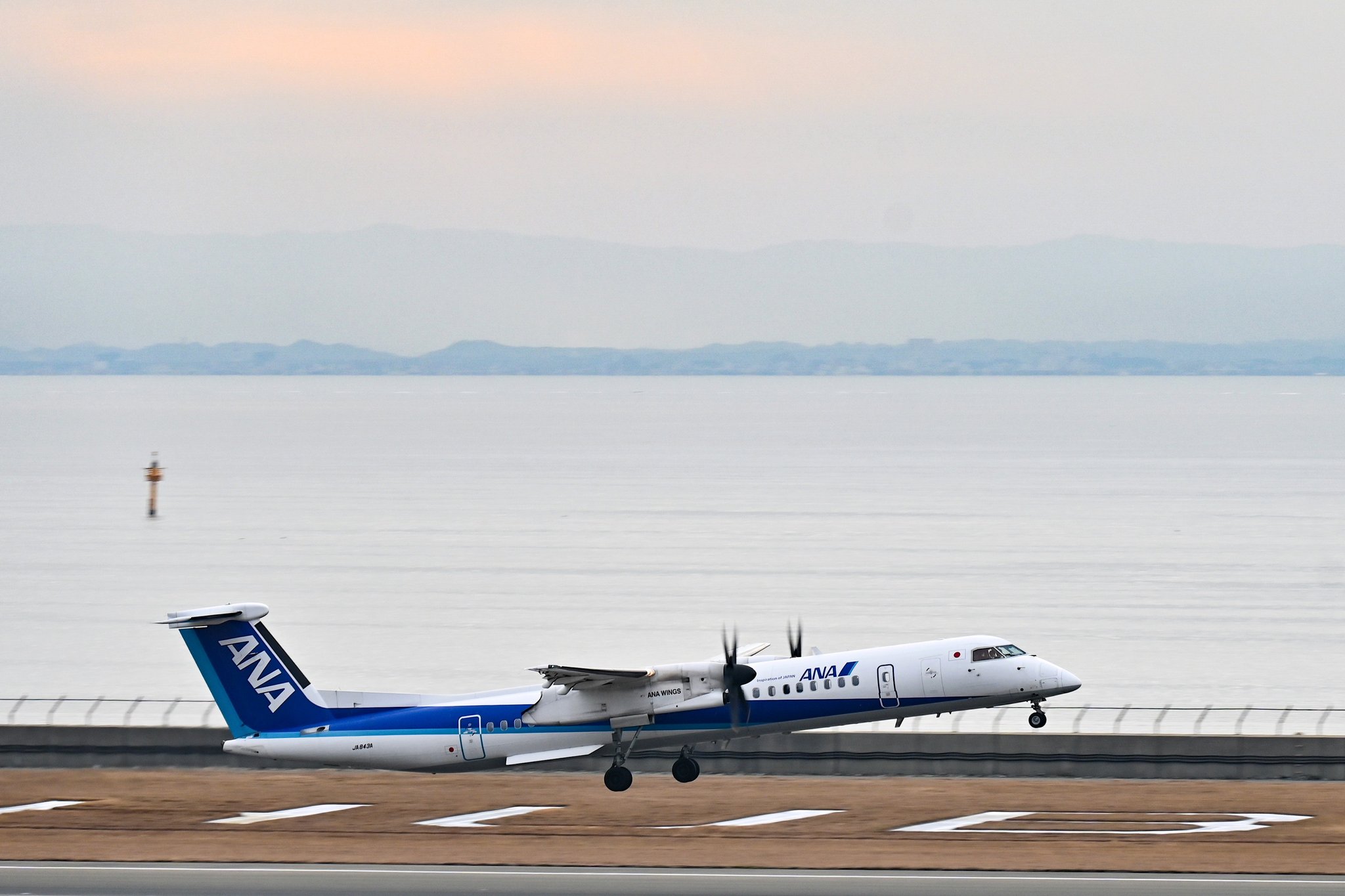 中部国際空港セントレア Anaのボンバルディアが秋田に向けて離陸です 今日は海も穏やかですね 現在ana では3 31までの期間中にセントレア 秋田 新潟線ご利用の方で100万マイルを山分けするキャンペーンを開催中だそうです 更に駐車場1日分が無料になる