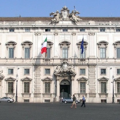 TizianaFerrario's tweet image. #Biden mobilita 8500 soldati,le borse cadono,la Nato manda armi ai confini europei, ma noi abbiamo il partito delle SCHEDE BIANCHE che orgoglioso avanza tra pandemia e venti di guerra.Da 7 anni si sapeva dell'elezione al #Quirinale ma i partiti trattano solo adesso.Incoscienti?