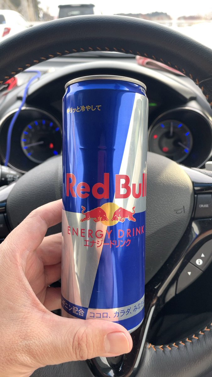 chokuri's tweet photo. セブンクーポンで半額になるのでいちばん大きいサイズのレッドブル買ったんですが飲み干す自信がありませーんw #レッドブル #473ml https://t.co/OlS4N3YWMF