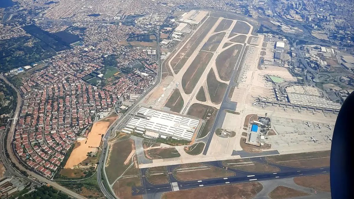 gurseltekin34's tweet photo. Güzelim Atatürk Havalimanı. Avrupa'nın en iyisi. Eski THY Başkanı Hamdi Topçu "Bir pist, bir terminal binası yeterdi" dedi. Böyle bir değer varken borç alıp, 10 milyar euro maliyetle havalimanı yaptılar, kendileri bile inemiyor. AKP zihniyeti. İstanbul'a, doğaya ihanettir. https://t.co/V5jFL4MJIx