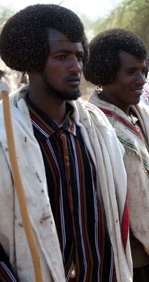 RAbdiAnalyst's tweet photo. My friend @Jawar_Mohammed is going back in style to his cushitic afro roots. 

Two images. One is of a Somali young man in colonial times. Second is of two Beja tribesmen in Sudan.

My hairline is receding otherwise I would have imitated Jawar. 😂 https://t.co/InTaR0fiph