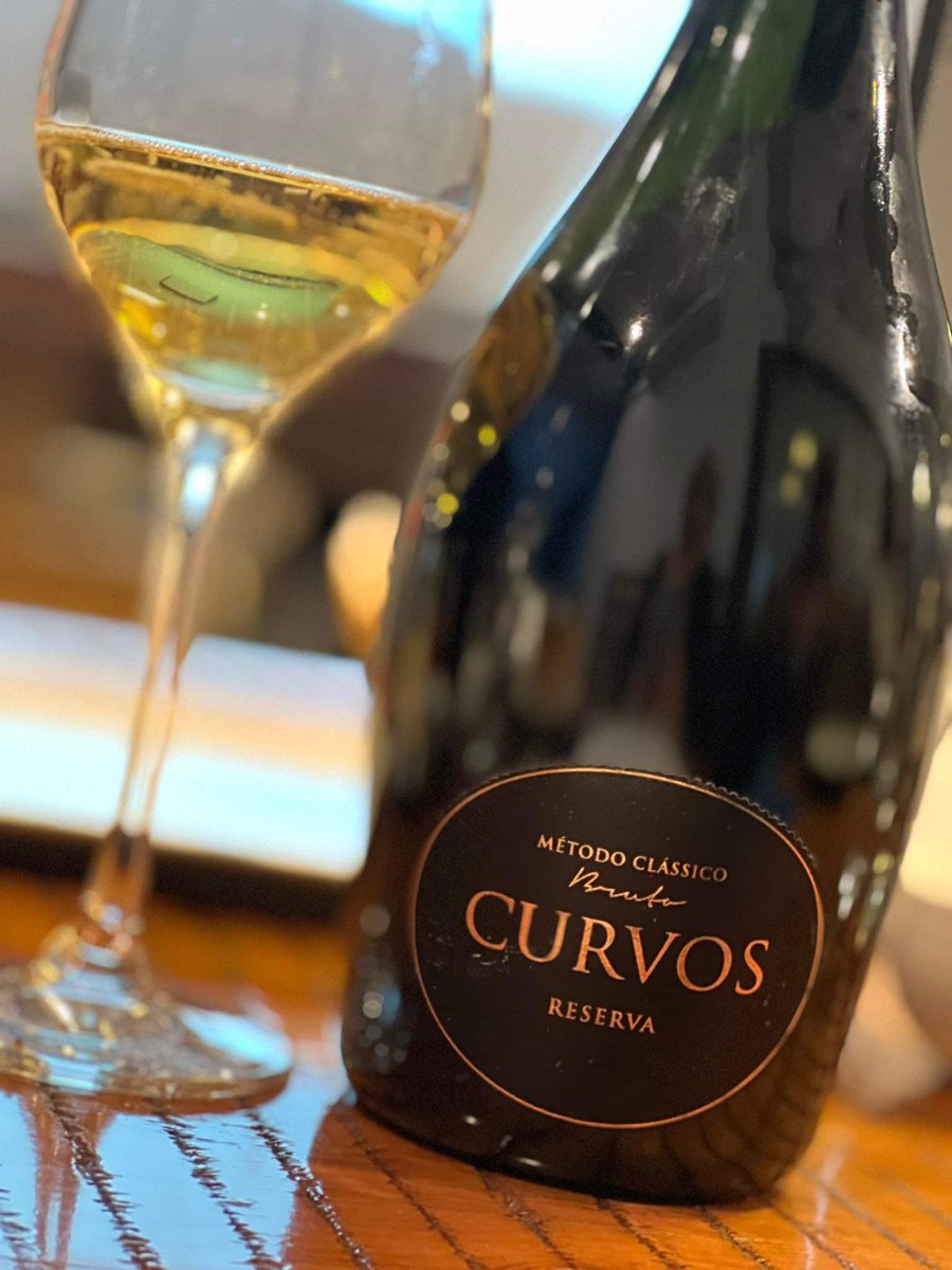 buba_anna's tweet photo. Ostatnio miałam przyjemność prowadzić degustację dla Stowarzyszenia Kobiety i Wino. To oto niepozorne wino musujące z Portugalii (region Vinho Verde) zaskoczyło nas pozytywnie i w zasadzie zmiotło konkurencję. To nie kwestia intrygującej nazwy. Kupaż arinto i avesso 70/30. Mniam. https://t.co/yY02SxtGQZ