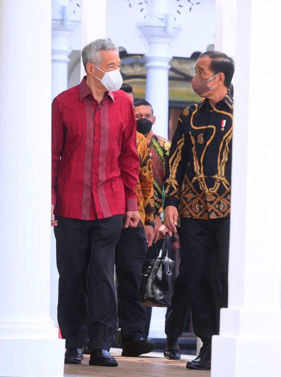 jokowi's tweet photo. Selamat datang Yang Mulia Lee Hsien Loong, Perdana Menteri Singapura, di Bintan, Kepulauan Riau. https://t.co/7z3gF0qC9z